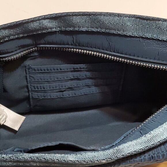 NWT Tommy Bahama Mini Mighty Quilted Crossbody Bag Seatbelt Adjustable Strap - Picture 7 of 8